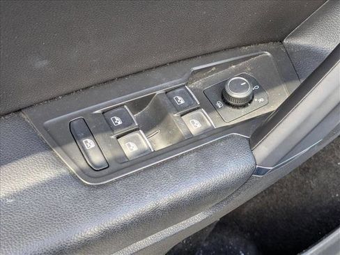 Used 2020 Volkswagen Tiguan SE image 12