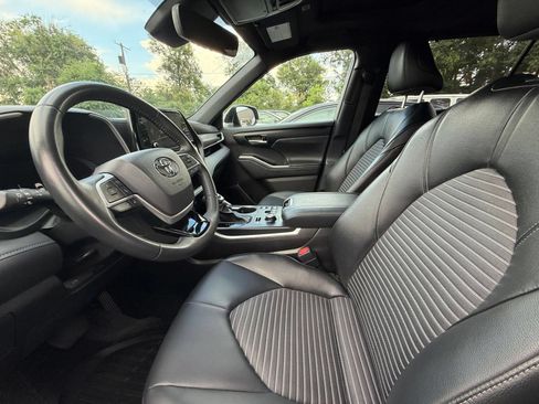 Used 2025 Toyota Highlander XSE AWD/4WD image 28
