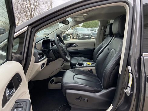 Used 2023 Chrysler Pacifica Touring-L FWD image 12