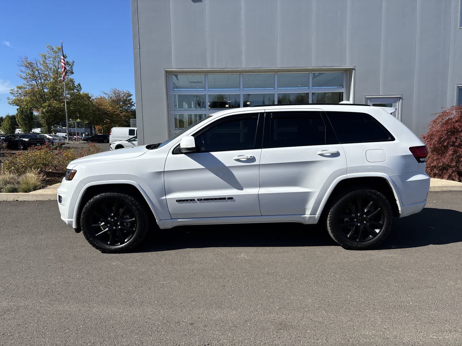 Used 2022 Jeep Grand Cherokee Laredo X AWD/4WD image 2