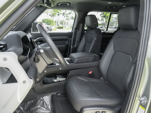 Used 2025 Land Rover Defender 110 S image 7