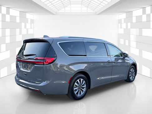 Used 2021 Chrysler Pacifica Touring-L FWD image 7