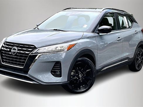 Used 2023 Nissan Kicks SR image 1