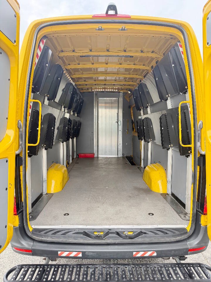 Used 2021 Mercedes-Benz Sprinter 2500 image 14