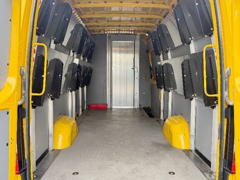 Used 2021 Mercedes-Benz Sprinter 2500 image 14