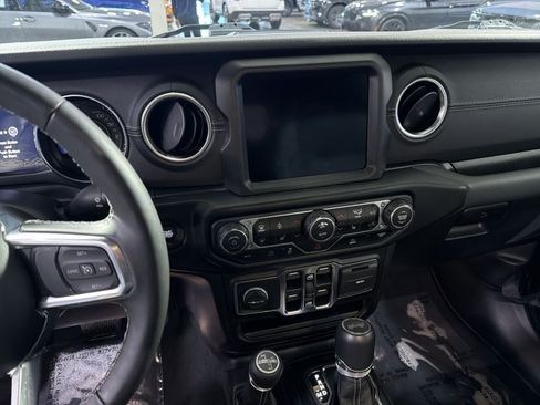 Used 2022 Jeep Wrangler Unlimited Sahara w/ Cold Weather Group AWD/4WD image 19