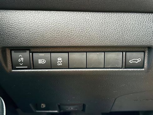 Certified 2022 Toyota Venza LE image 21