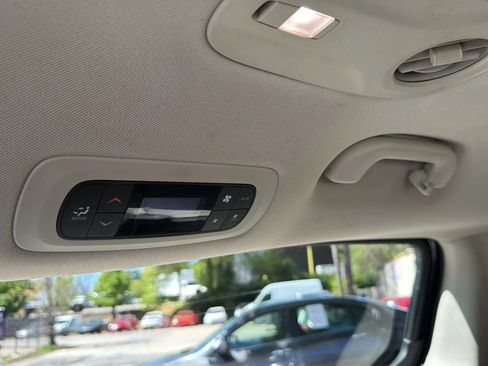 Used 2017 Chrysler Pacifica Touring-L image 37