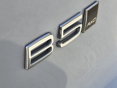 Used 2024 Volvo XC40 B5 Core image 19