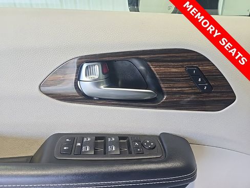 Used 2023 Chrysler Pacifica Limited image 13