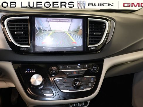 Used 2023 Chrysler Pacifica Touring-L image 22