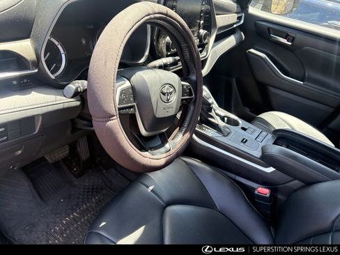 Used 2022 Toyota Highlander XLE FWD image 10