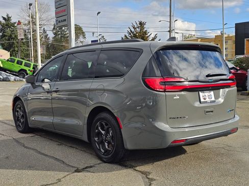 Used 2021 Chrysler Pacifica Touring-L w/ Uconnect Theater Family Group image 5