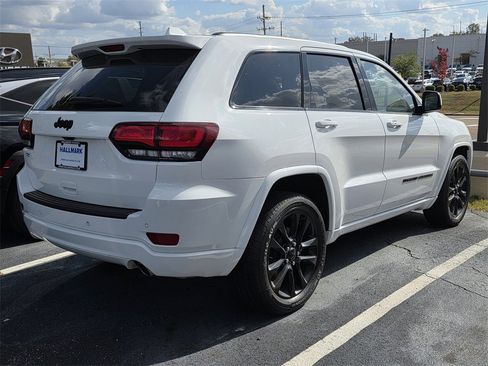 Used 2022 Jeep Grand Cherokee Laredo X image 2