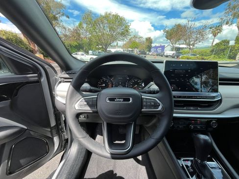 Used 2025 Jeep Compass Limited image 35