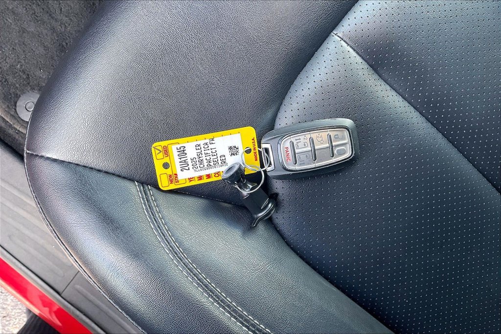 Used 2025 Chrysler Pacifica Select FWD image 35