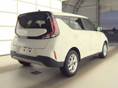 Used 2025 Kia Soul LX w/ LX Technology Package FWD image 3