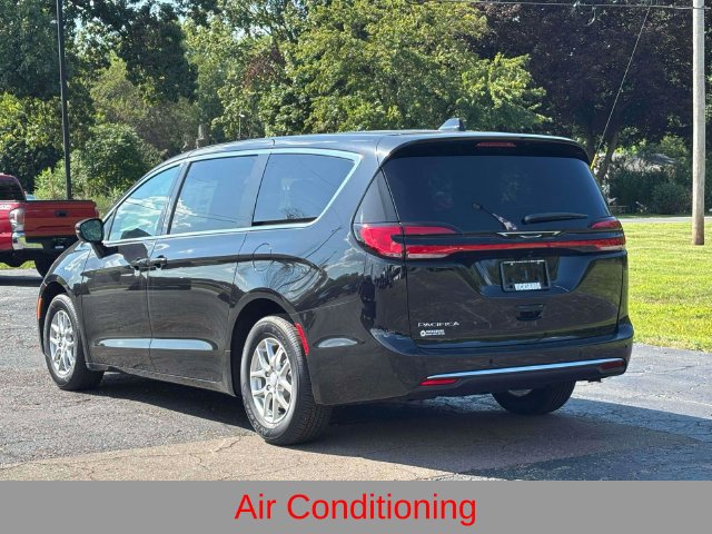 New 2027 Chrysler Pacifica Select FWD image 18