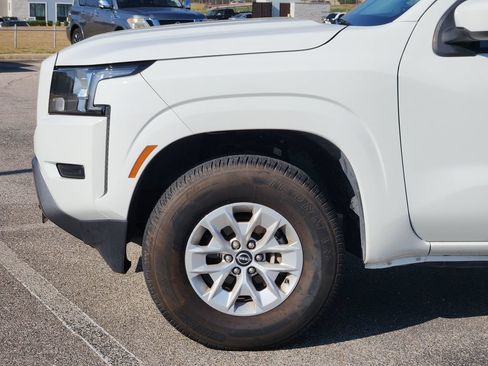 Used 2024 Nissan Frontier SV RWD image 6
