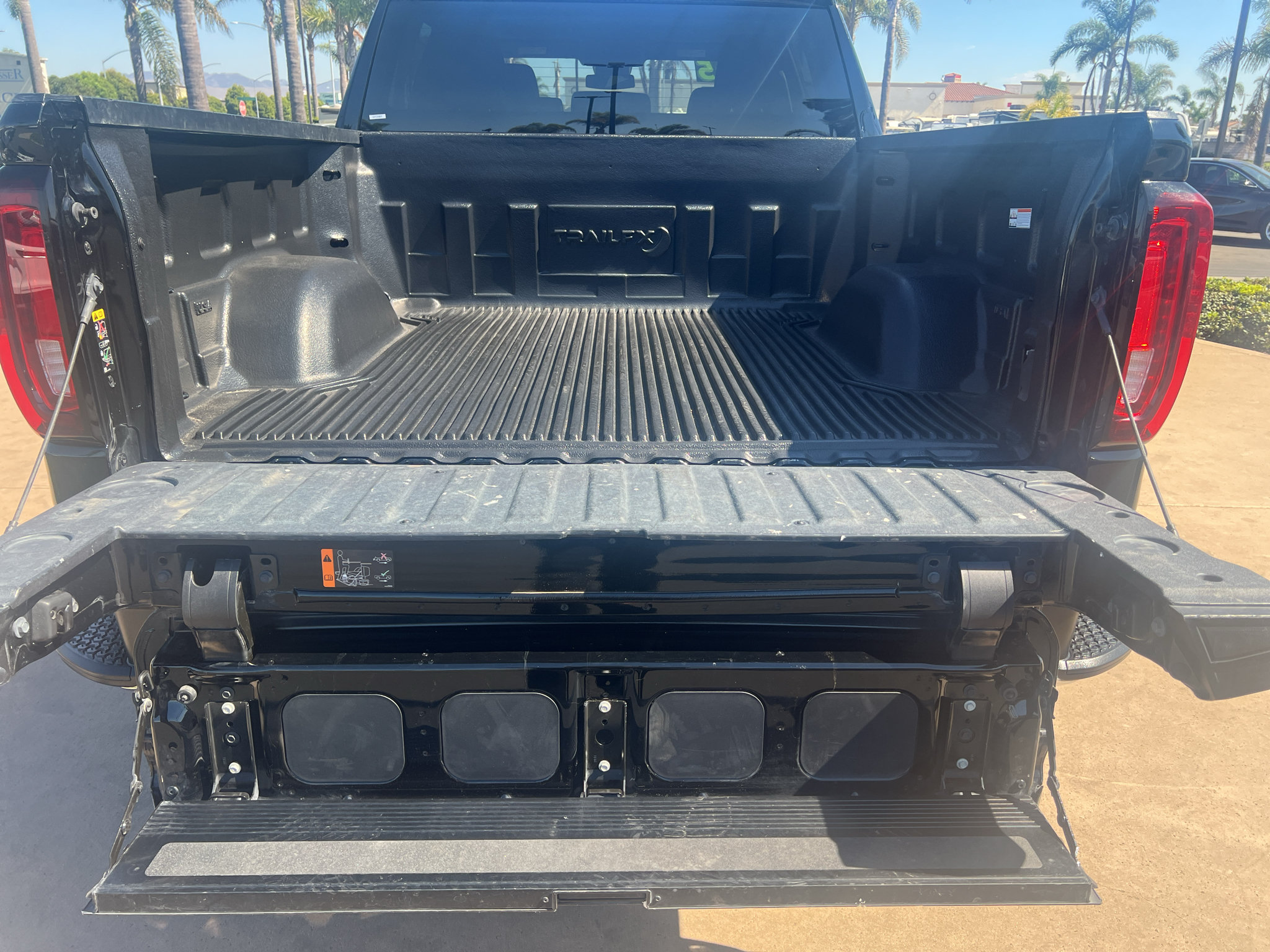 Used 2025 GMC Sierra 1500 SLT AWD/4WD image 19