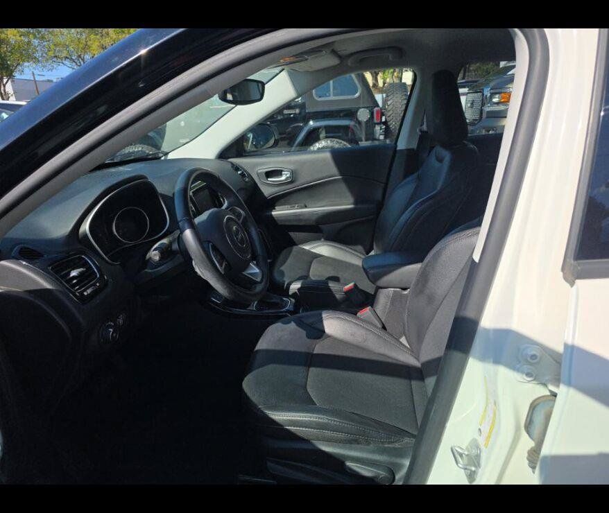 Used 2019 Jeep Compass Latitude FWD image 3
