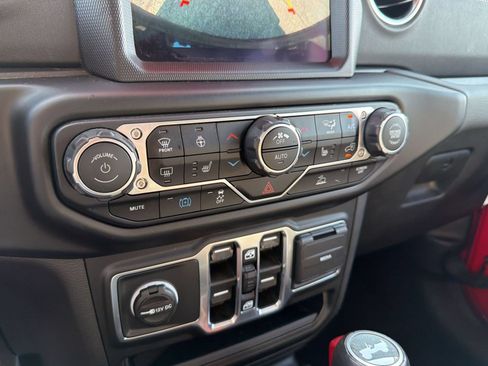 Used 2023 Jeep Wrangler Unlimited Sahara w/ Cold Weather Group AWD/4WD image 24