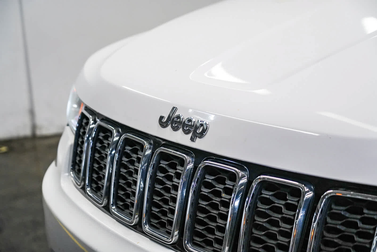 Used 2018 Jeep Grand Cherokee Limited AWD/4WD image 3