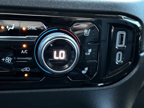 Used 2024 Chevrolet Silverado 2500 LTZ w/ LTZ Convenience Package AWD/4WD image 13