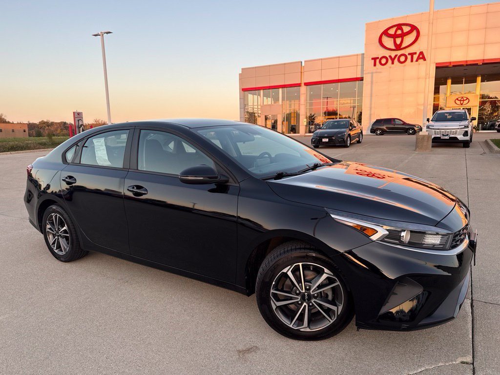 Used 2023 Kia Forte LXS w/ LXS Technology Package FWD image 2