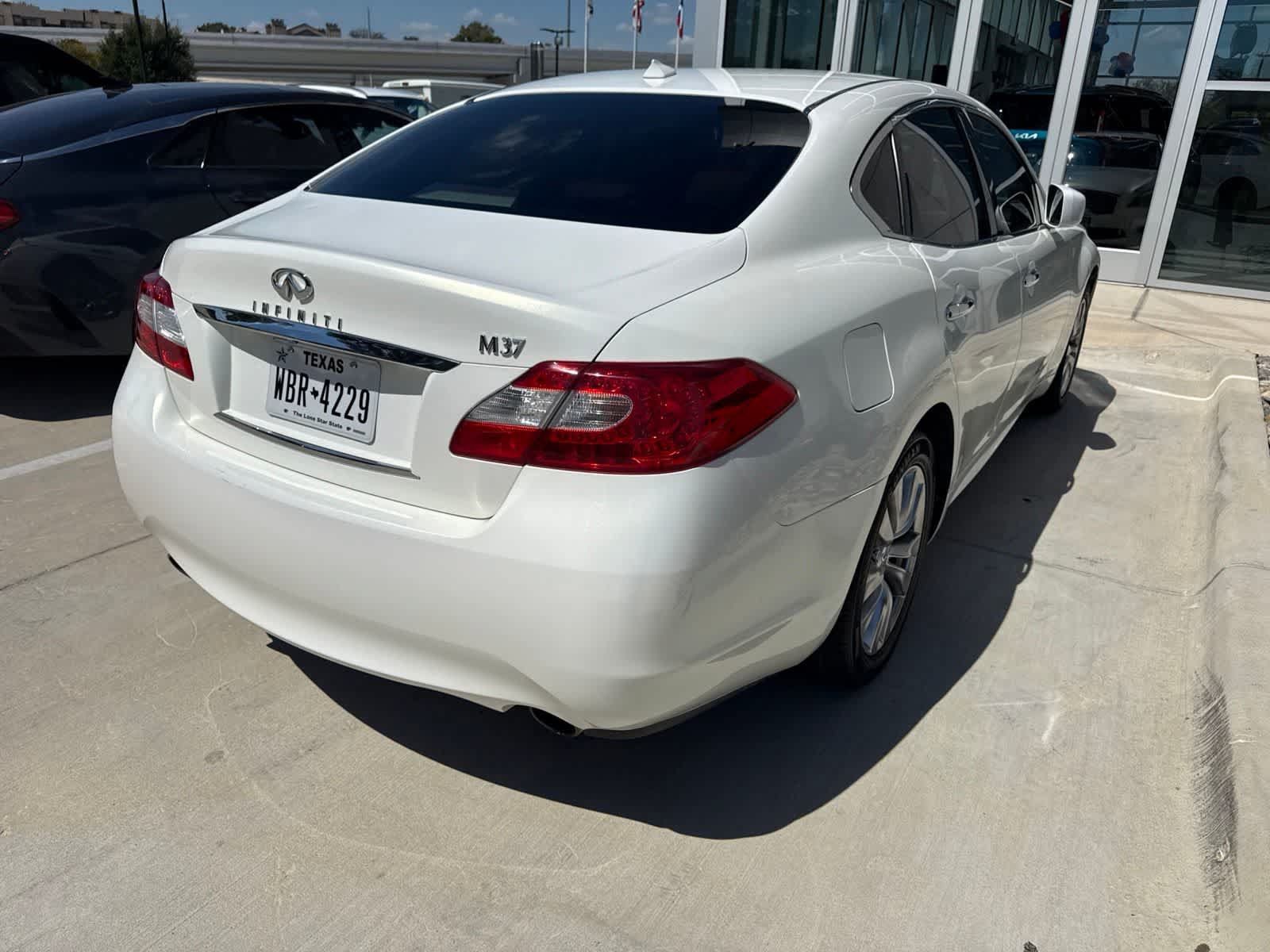 Used 2012 INFINITI M37 w/ Premium Pkg RWD image 3