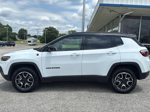 Used 2025 Jeep Compass Trailhawk AWD/4WD image 2