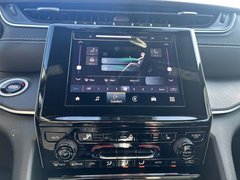 New 2025 Jeep Grand Cherokee Altitude image 29