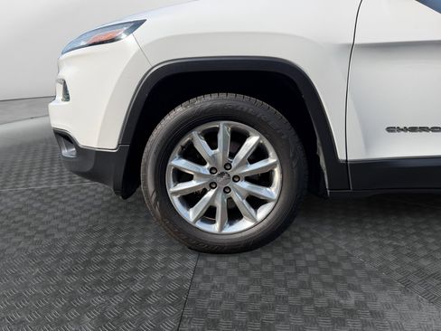 Used 2017 Jeep Cherokee Limited AWD/4WD image 16