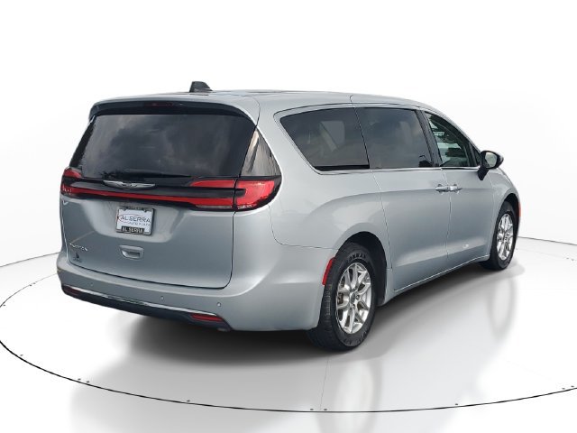 Used 2023 Chrysler Pacifica Touring-L FWD image 4