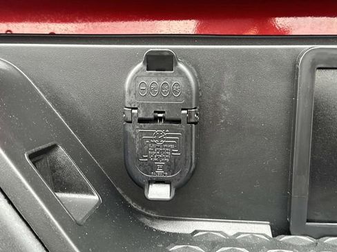 Used 2025 GMC Canyon AT4 w/ AT4X AEV Edition AWD/4WD image 11