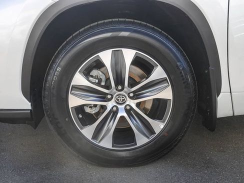 Used 2024 Toyota Highlander XLE FWD image 12