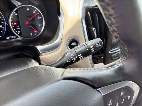 Used 2023 Chevrolet Traverse Premier FWD image 25