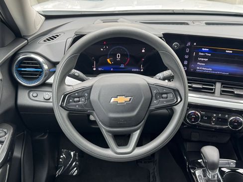 Used 2025 Chevrolet Trax LT image 27