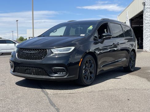 Used 2021 Chrysler Pacifica Touring-L w/ Premium & Safety Sphere Group FWD image 2