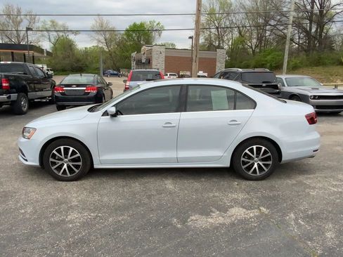 Used 2017 Volkswagen Jetta SE image 2