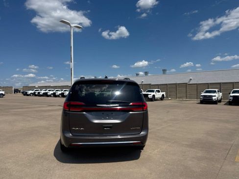 Used 2023 Chrysler Pacifica Limited FWD image 19