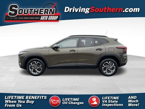 Used 2024 Chevrolet Trax LT w/ Sunroof Package FWD image 1