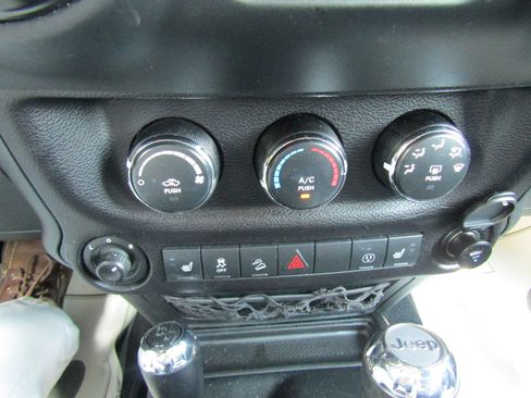 Used 2017 Jeep Wrangler Unlimited Sahara AWD/4WD image 29
