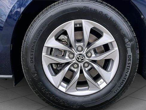 Used 2022 Toyota Sienna XLE image 11