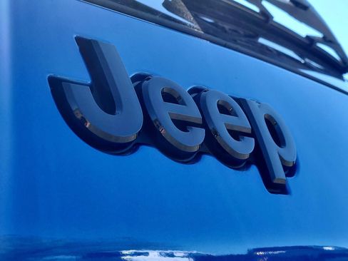 Certified 2023 Jeep Cherokee Altitude Lux image 29