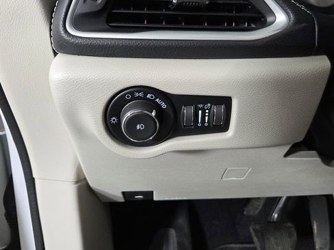 Used 2021 Chrysler Pacifica Touring-L FWD image 19