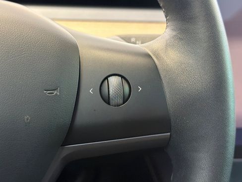 Used 2023 Tesla Model Y AWD image 31