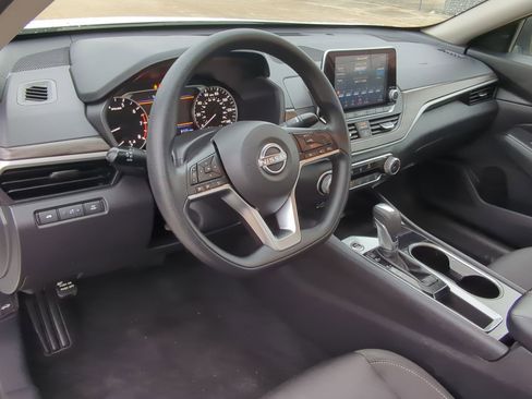 Used 2024 Nissan Altima 2.5 SV image 12