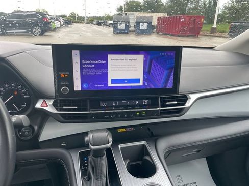 Used 2025 Toyota Sienna XLE FWD image 12