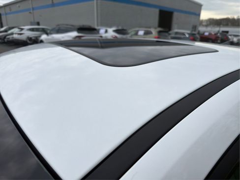 Certified 2025 Hyundai Elantra Limited FWD image 12
